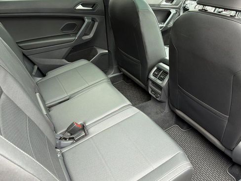 Used 2020 Volkswagen Tiguan SE R-Line AWD/4WD image 32