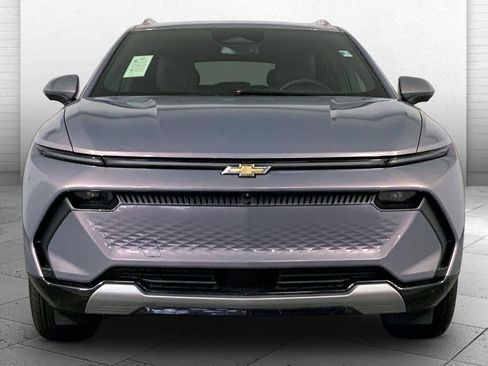 Used 2025 Chevrolet Equinox EV LT FWD image 2