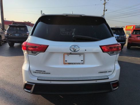 Used 2017 Toyota Highlander Limited Platinum w/ Preferred Accessory Package AWD/4WD image 4
