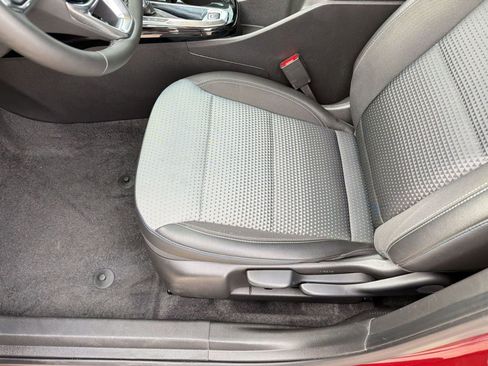 Used 2025 Chevrolet Trax LT w/ LT Convenience Package image 13