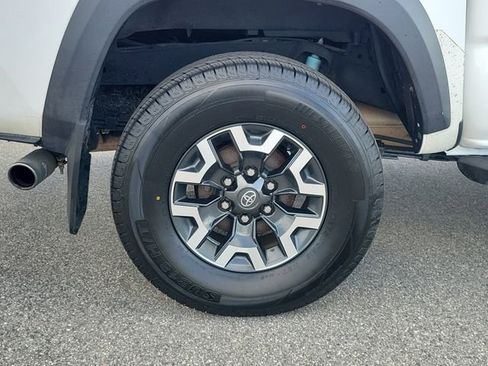 Used 2017 Toyota Tacoma TRD Off-Road w/ Premium & Technology Package image 7