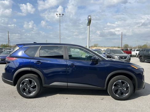 Used 2025 Nissan Rogue SV image 3