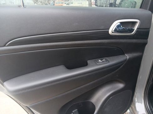 Used 2021 Jeep Grand Cherokee Laredo X image 16