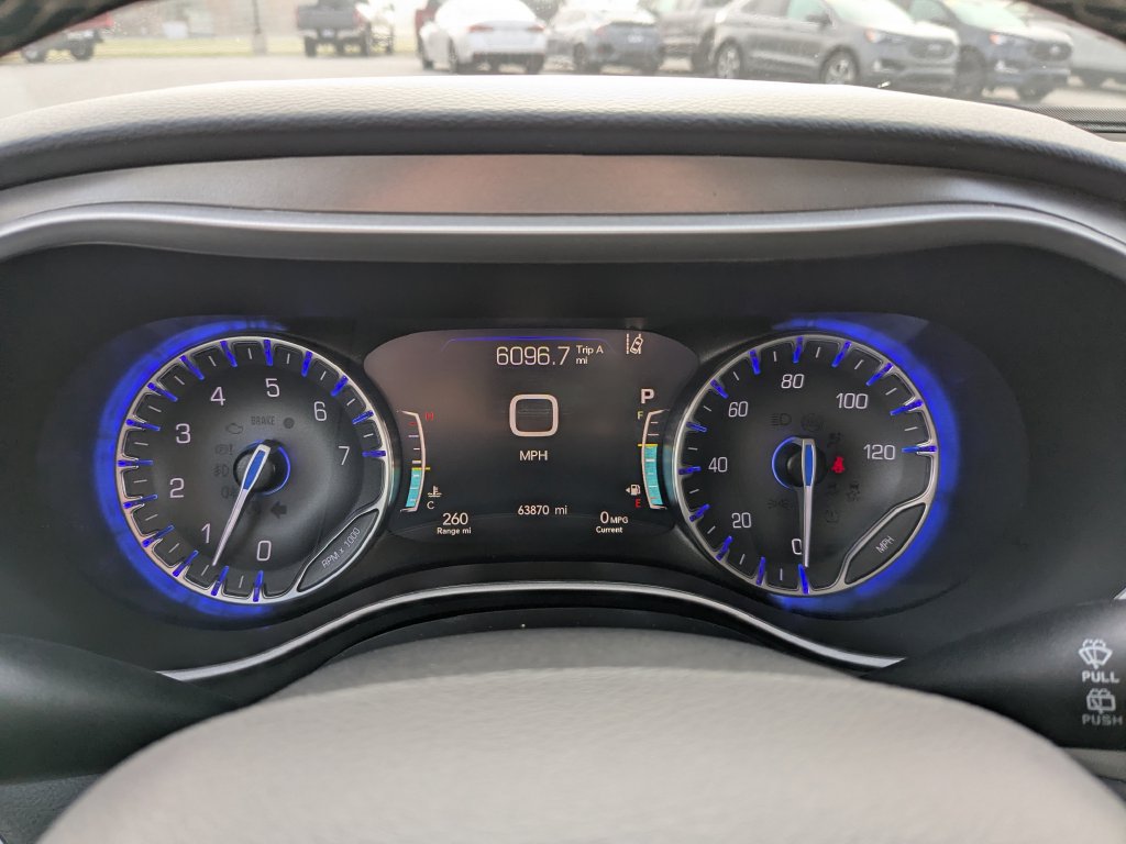 Used 2024 Chrysler Pacifica Touring-L FWD image 11