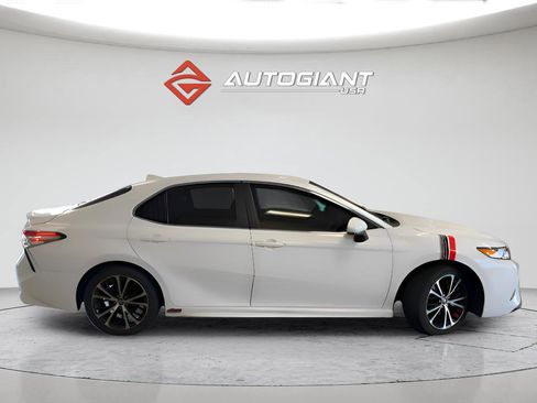 Used 2019 Toyota Camry SE FWD image 6