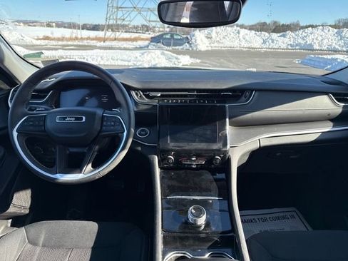 Used 2023 Jeep Grand Cherokee Laredo image 12
