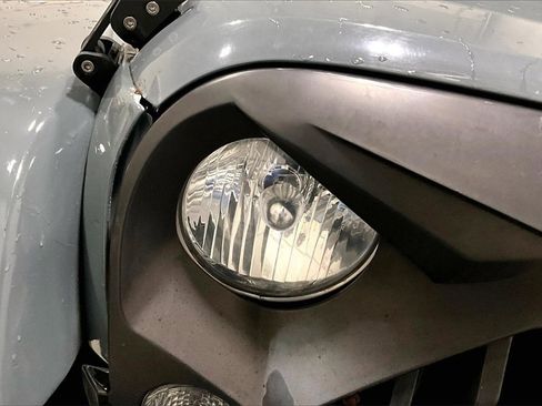 Used 2015 Jeep Wrangler Unlimited Sahara w/ Connectivity Group image 26