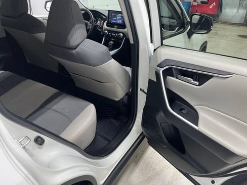 Used 2022 Toyota RAV4 XLE AWD/4WD image 37