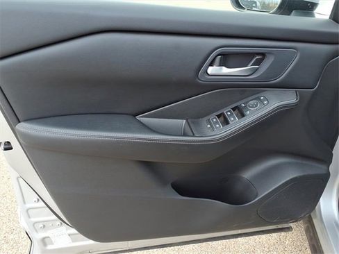 Used 2024 Nissan Rogue SV image 12