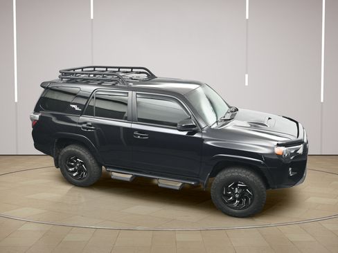 Used 2020 Toyota 4Runner TRD Off-Road AWD/4WD image 32
