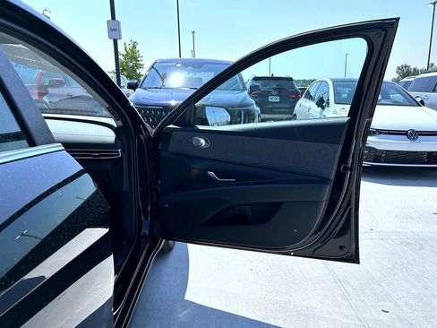 Used 2025 Hyundai Elantra Limited FWD image 18