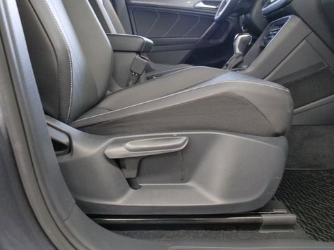 Used 2022 Volkswagen Tiguan SE image 17