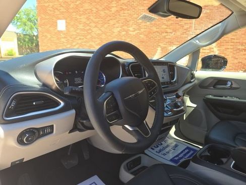 Used 2024 Chrysler Pacifica Limited FWD image 10
