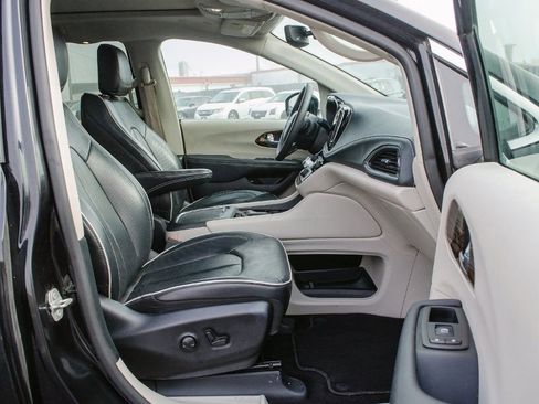 Used 2023 Chrysler Pacifica Limited FWD image 35
