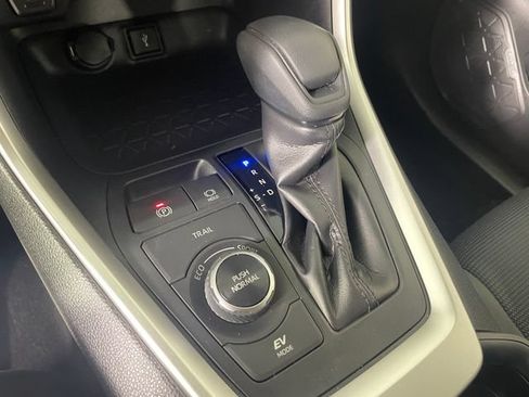 Used 2020 Toyota RAV4 LE AWD/4WD image 10