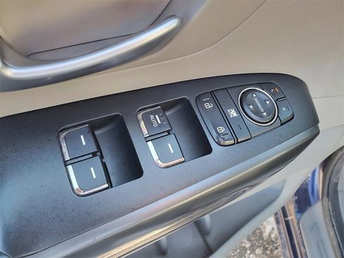 Used 2019 Kia Sedona LX image 9