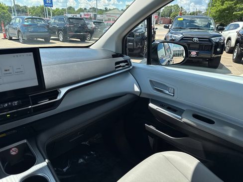 Used 2026 Toyota Sienna XLE FWD image 33