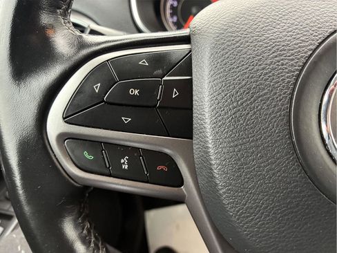 Used 2020 Jeep Cherokee Latitude Plus w/ Cold Weather Group AWD/4WD image 19