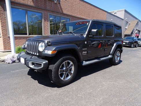 Used 2018 Jeep Wrangler Unlimited Sahara image 2