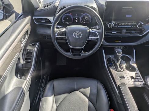 Used 2024 Toyota Highlander Platinum image 12