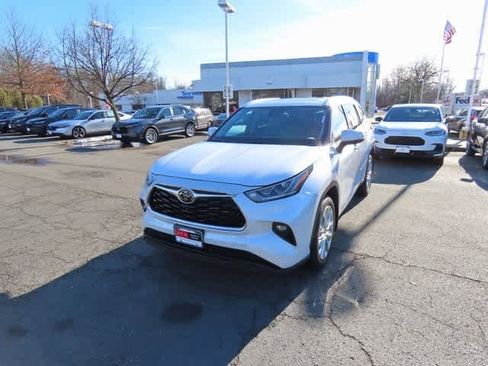 Used 2024 Toyota Highlander Limited image 1