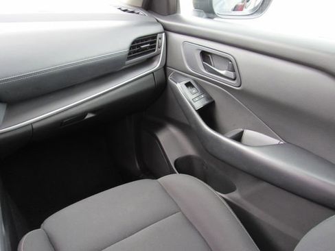 Used 2024 Nissan Rogue S AWD/4WD image 20
