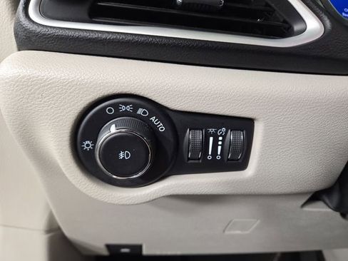 Used 2024 Chrysler Pacifica Touring-L FWD image 27