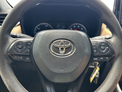 Certified 2021 Toyota RAV4 LE AWD/4WD image 21