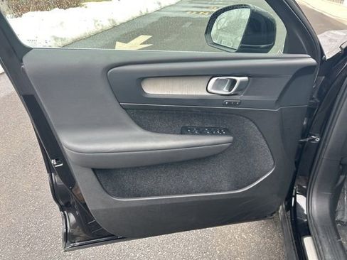 Certified 2025 Volvo XC40 B5 Core image 16