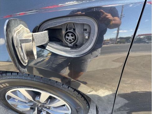 Used 2023 Chrysler Pacifica Limited FWD image 5