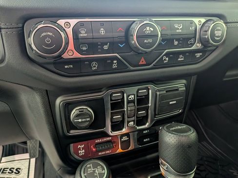 Used 2024 Jeep Gladiator Mojave image 30