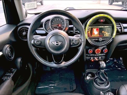 Used 2019 MINI Cooper 4-Door Hardtop w/ Premium Package image 5