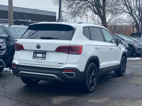 Used 2023 Volkswagen Taos SE w/ Panoramic Sunroof Package image 3