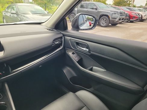 Used 2025 Nissan Rogue SL w/ SL Premium Package FWD image 14