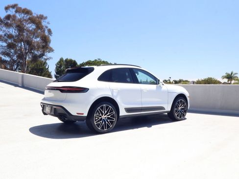 Certified 2026 Porsche Macan AWD/4WD image 8