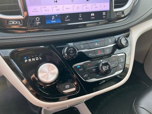 Used 2022 Chrysler Pacifica Touring-L FWD image 20