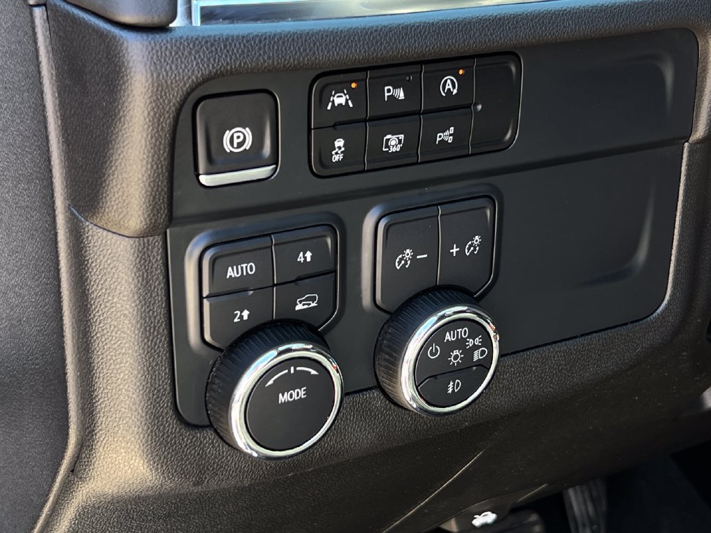 Used 2025 Chevrolet Tahoe LT w/ Comfort Package AWD/4WD image 9