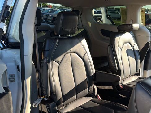 Used 2024 Chrysler Pacifica Touring-L FWD image 15