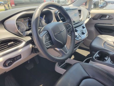 Used 2023 Chrysler Pacifica Touring-L FWD image 12