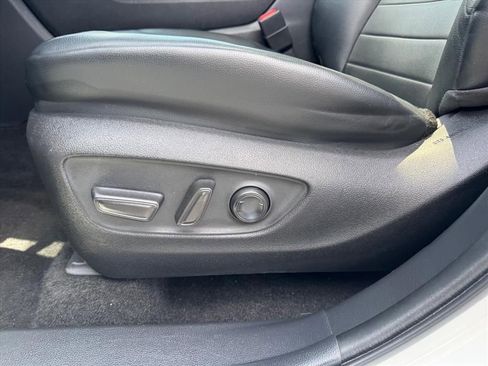Used 2023 Toyota Highlander XLE FWD image 16
