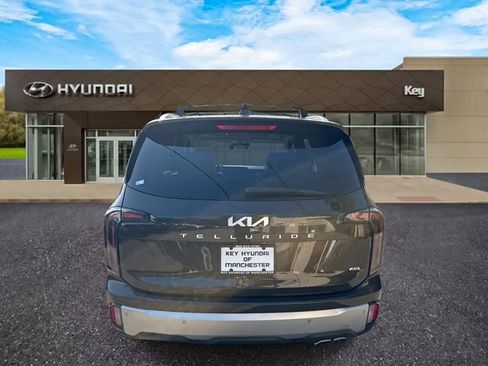 Used 2024 Kia Telluride EX w/ EX Captain's Chair Package image 5