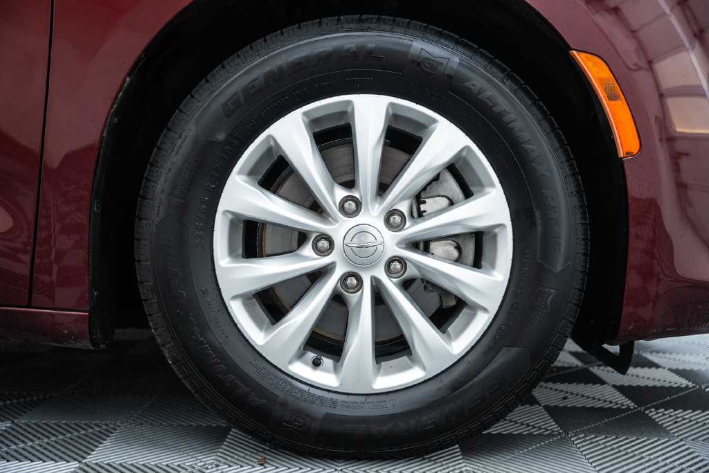 Used 2017 Chrysler Pacifica Touring-L FWD image 17