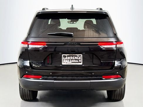 Used 2023 Jeep Grand Cherokee Altitude AWD/4WD image 5