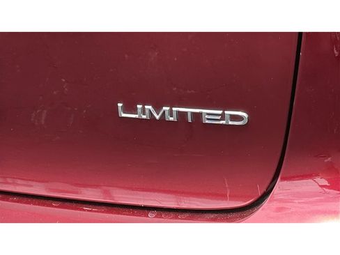 Used 2017 Chrysler Pacifica Limited w/ Advanced Safetytec Group FWD image 8