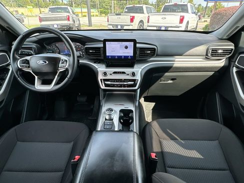 Used 2022 Ford Explorer XLT AWD/4WD image 3
