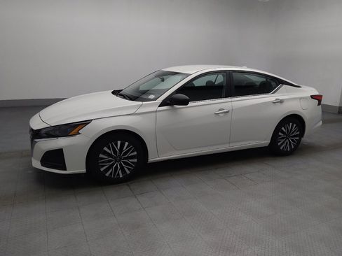 Used 2025 Nissan Altima 2.5 SV FWD image 2