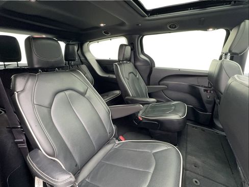 Used 2025 Chrysler Pacifica Limited FWD image 26