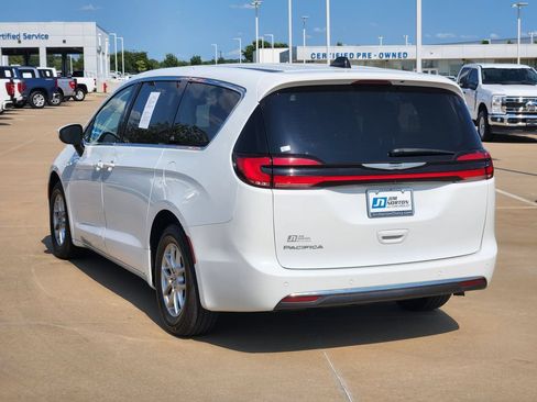 Used 2023 Chrysler Pacifica Touring-L FWD image 7