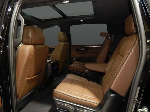 Used 2025 Chevrolet Suburban High Country AWD/4WD image 36