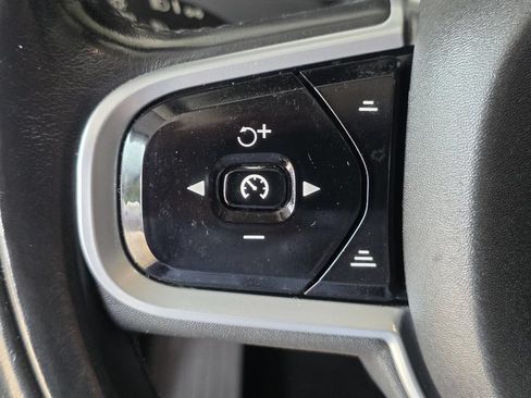 Used 2018 Volvo XC90 T5 Momentum w/ Convenience Package AWD/4WD image 33